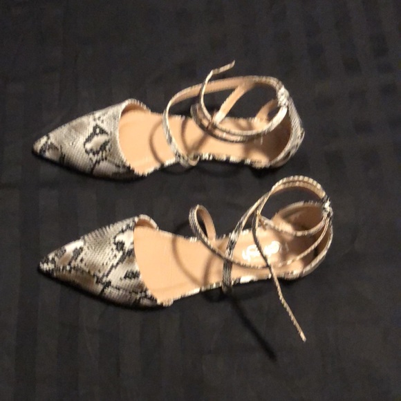 Women’s size 8 snake skin flats - Picture 2 of 7